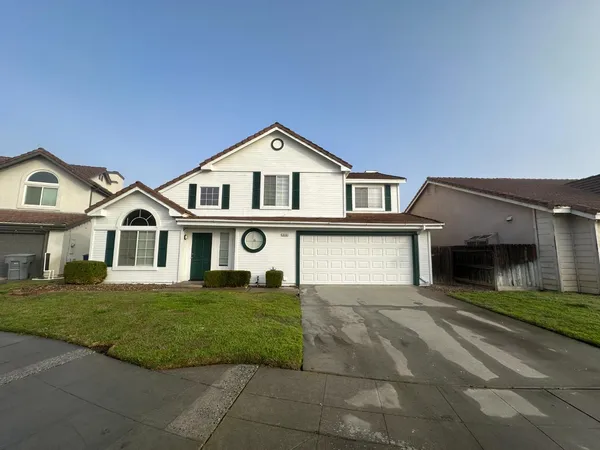 $2,300 | 273 West Cromwell Avenue, Clovis, CA 93611