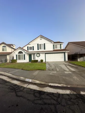 $2,300 | 273 West Cromwell Avenue, Clovis, CA 93611