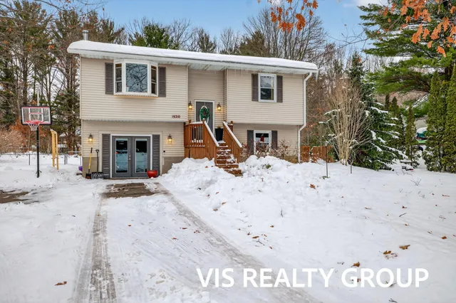 $339,900 | 19210 Glendale Circle, Spring Lake, MI 49456