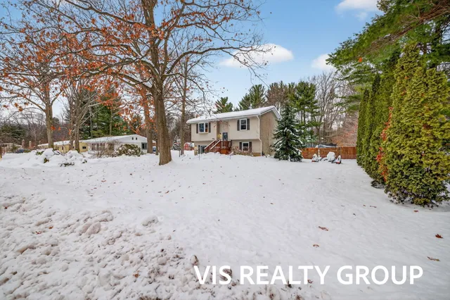 $339,900 | 19210 Glendale Circle, Spring Lake, MI 49456