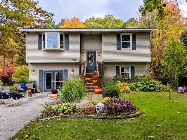 $339,900 | 19210 Glendale Circle, Spring Lake, MI 49456