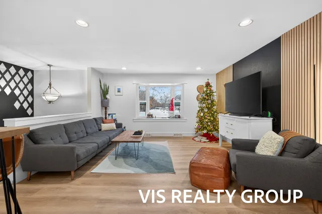 $339,900 | 19210 Glendale Circle, Spring Lake, MI 49456