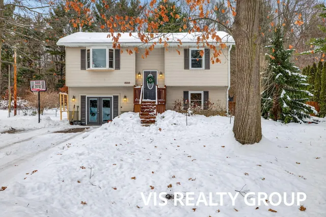 $339,900 | 19210 Glendale Circle, Spring Lake, MI 49456