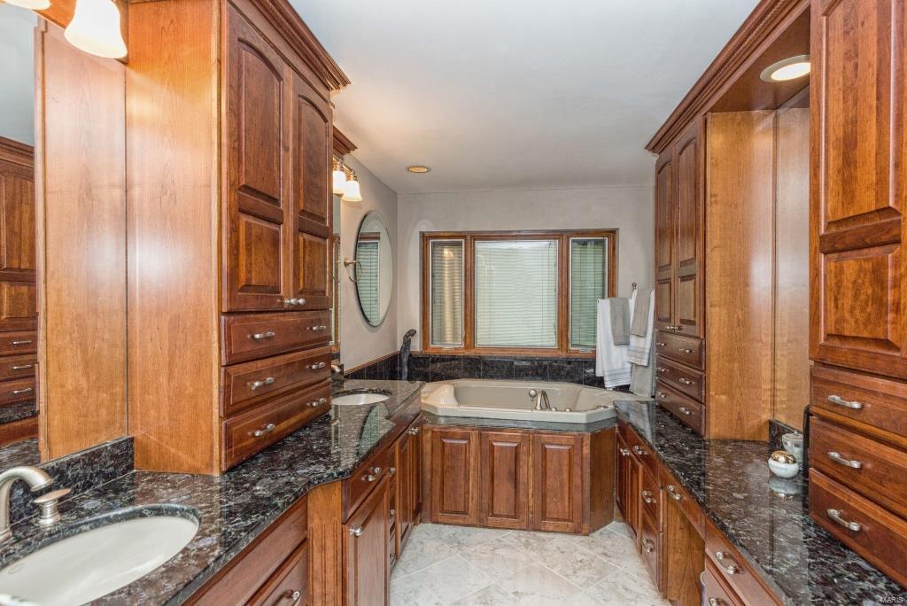 15928 Wetherburn Road Chesterfield, MO 63017 - Photo 20 of 46 Gallery Image 20