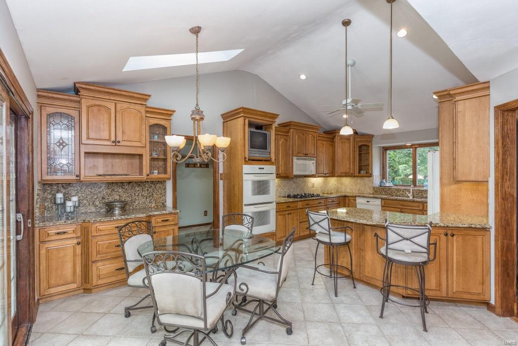 15928 Wetherburn Road Chesterfield, MO 63017 - Photo 8 of 46 Gallery Image 8