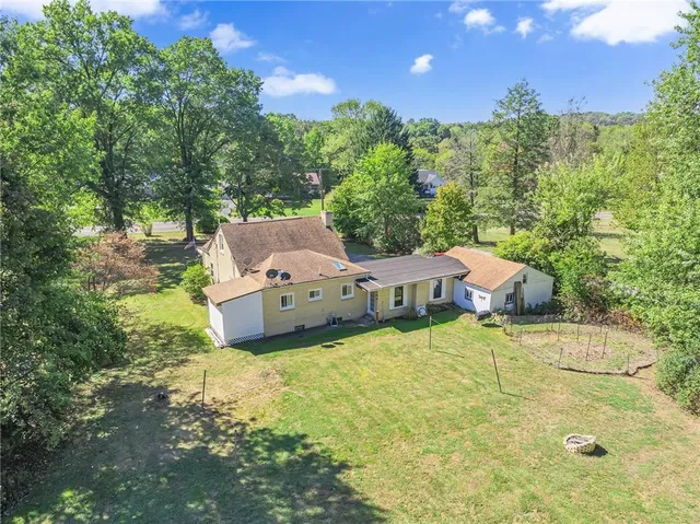 a view of a house with a yard