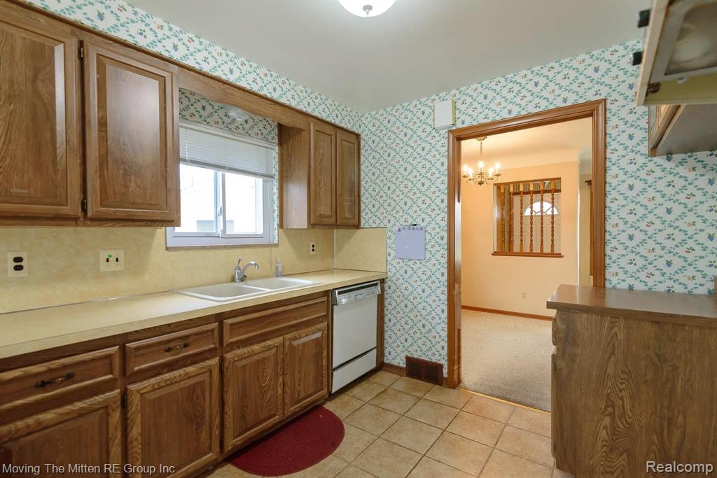 3 Waynewood Court Dearborn, MI 48124 - Photo 7 of 53