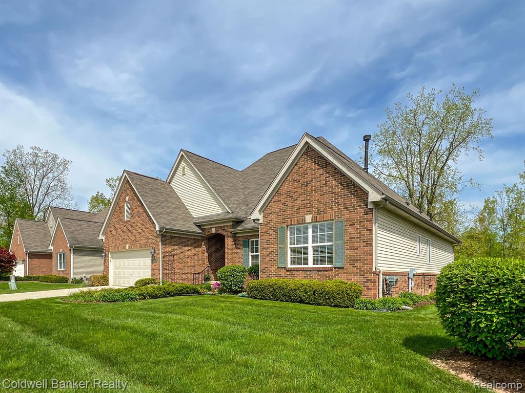 2206 Lagoon Drive Rochester Hills, MI 48309 - Photo 2 of 37