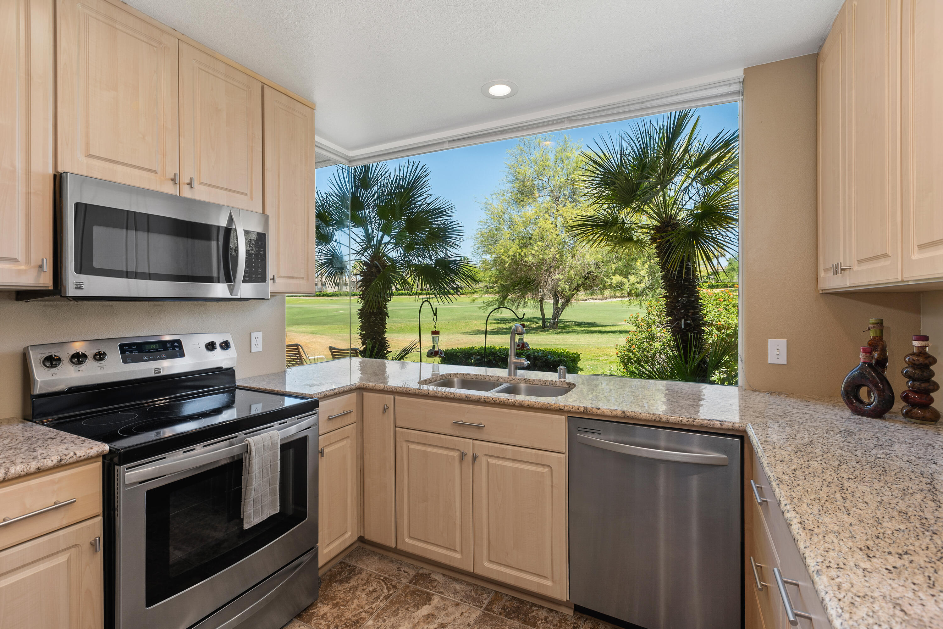 4 Pebble Beach Drive Rancho Mirage, CA 92270 - Photo 3 of 30 16_11142989_161304_161304-EI-116