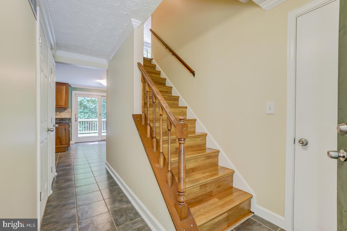 8843 Woodlawn Way Springfield, VA 22153 - Photo 6 of 45 Entry way