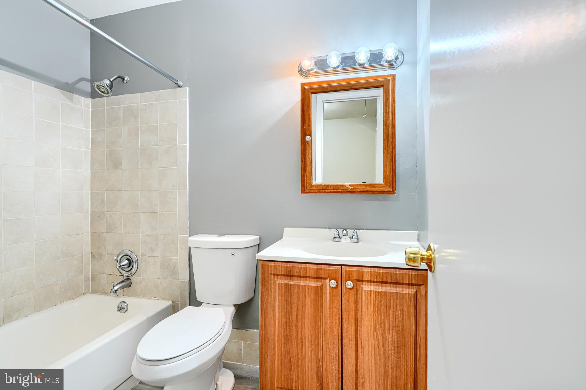 14 Englefield Square Owings Mills, MD 21117 - Photo 20 of 32 Full Bathroom - Picture without new paint.