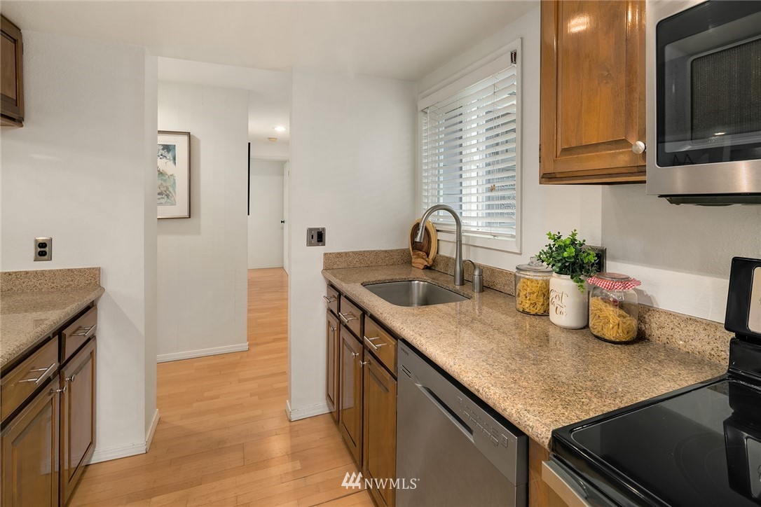 7577 Old Redmond Road, Unit 11 Redmond, WA 98052 - Photo 5 of 19 a kitchen with sink and microwave