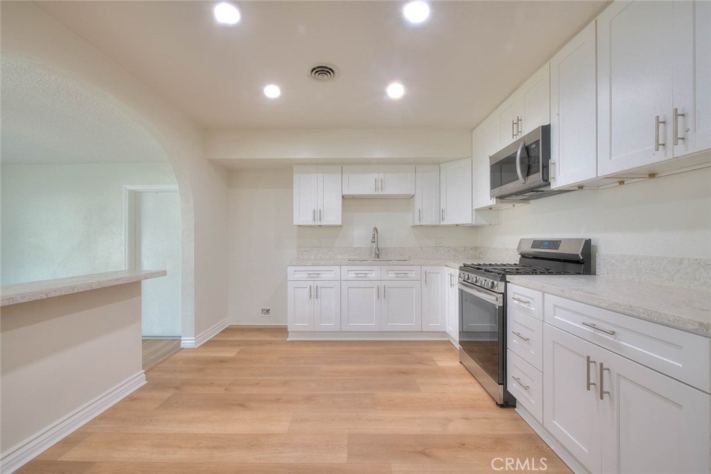 11413 Jane Way Stanton, CA 90680 - Photo 9 of 32 Kitchen