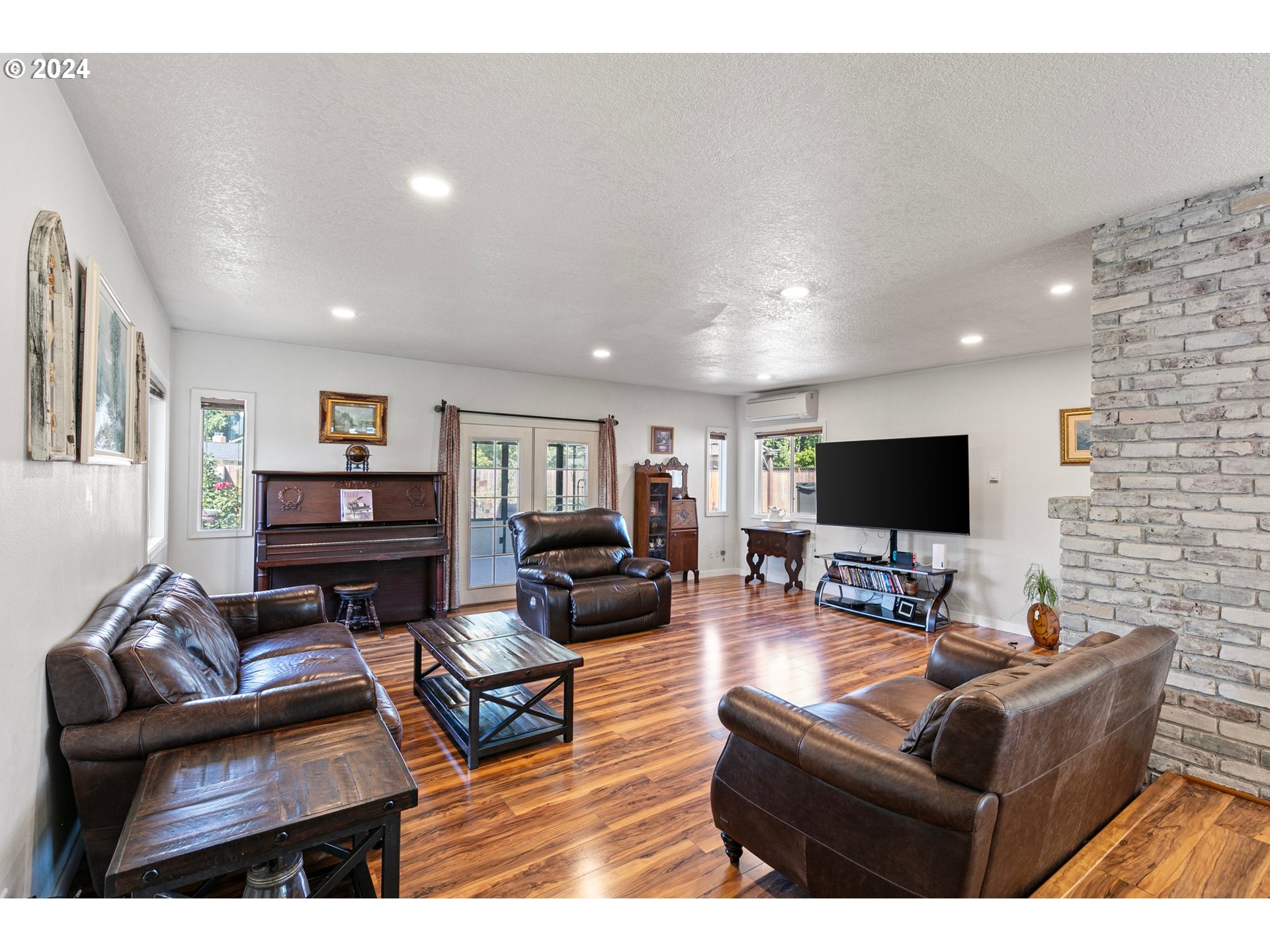 390 Cambridge Street Springfield, OR 97477 - Photo 16 of 48 a living room with furniture and a flat screen tv