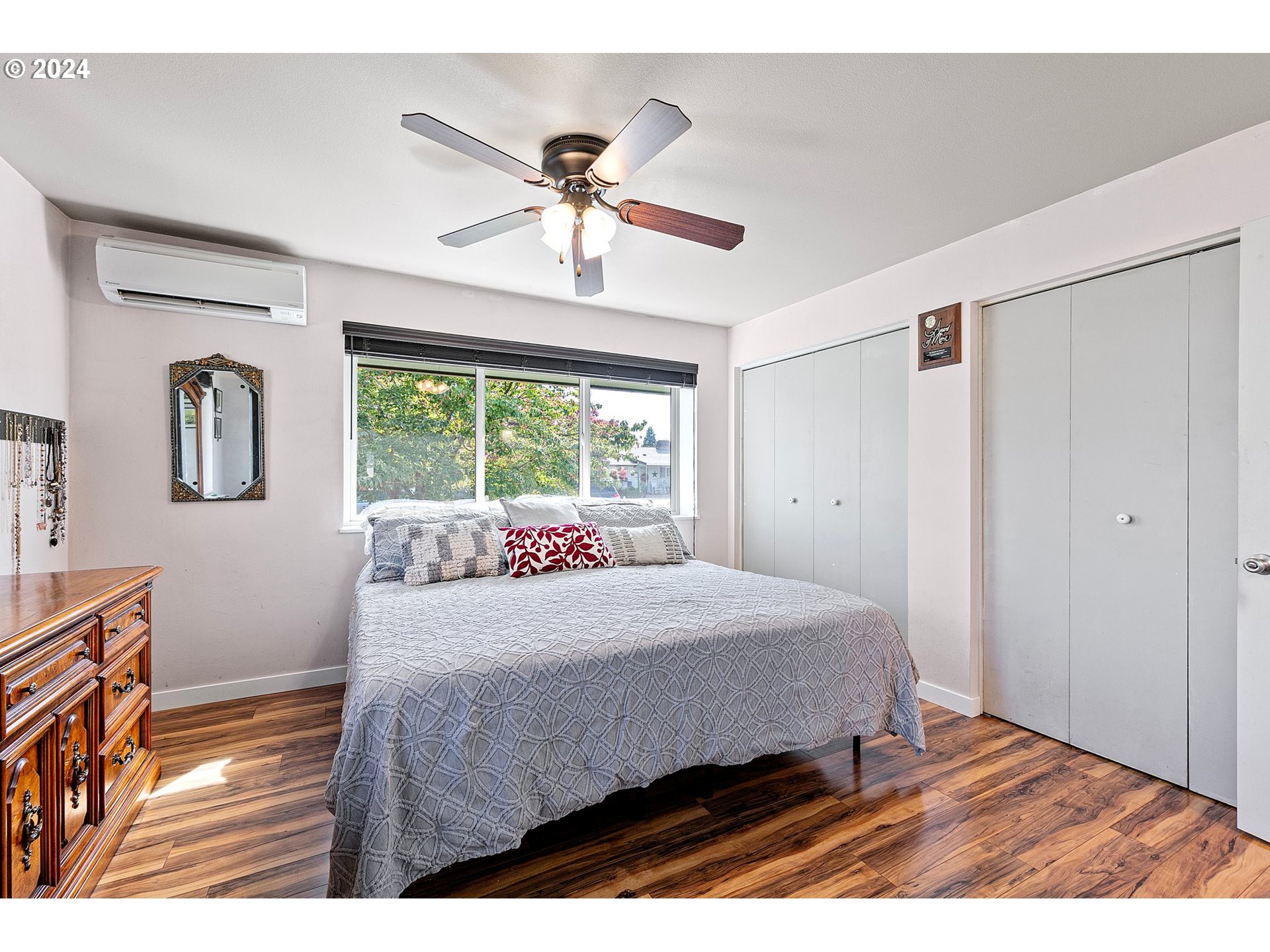 390 Cambridge Street Springfield, OR 97477 - Photo 22 of 48 a bedroom with a large bed and a window