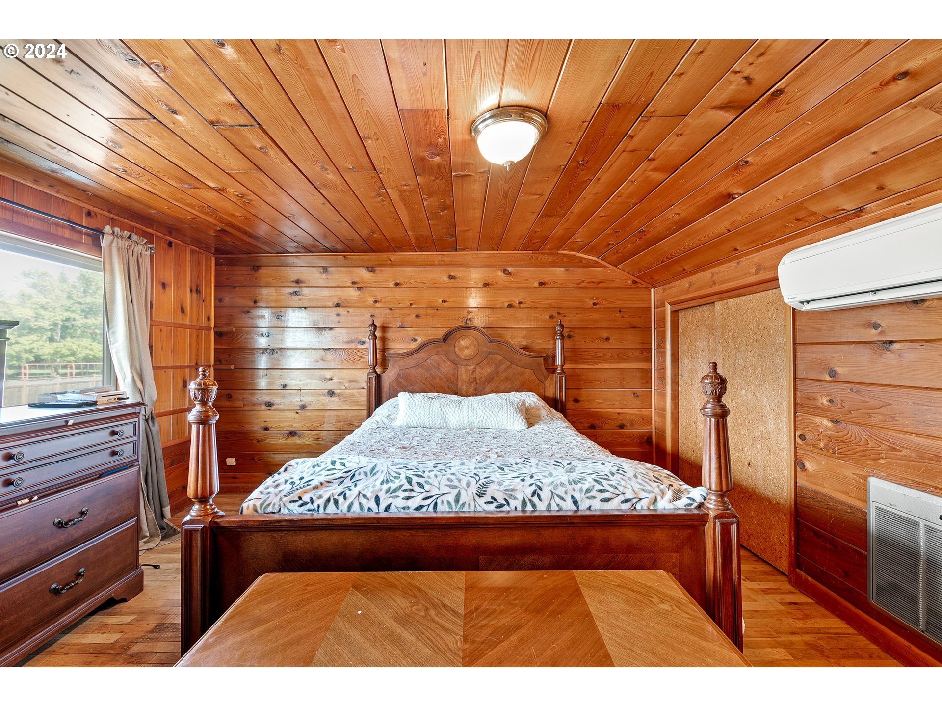 390 Cambridge Street Springfield, OR 97477 - Photo 26 of 48 a bedroom with a bed and a dresser
