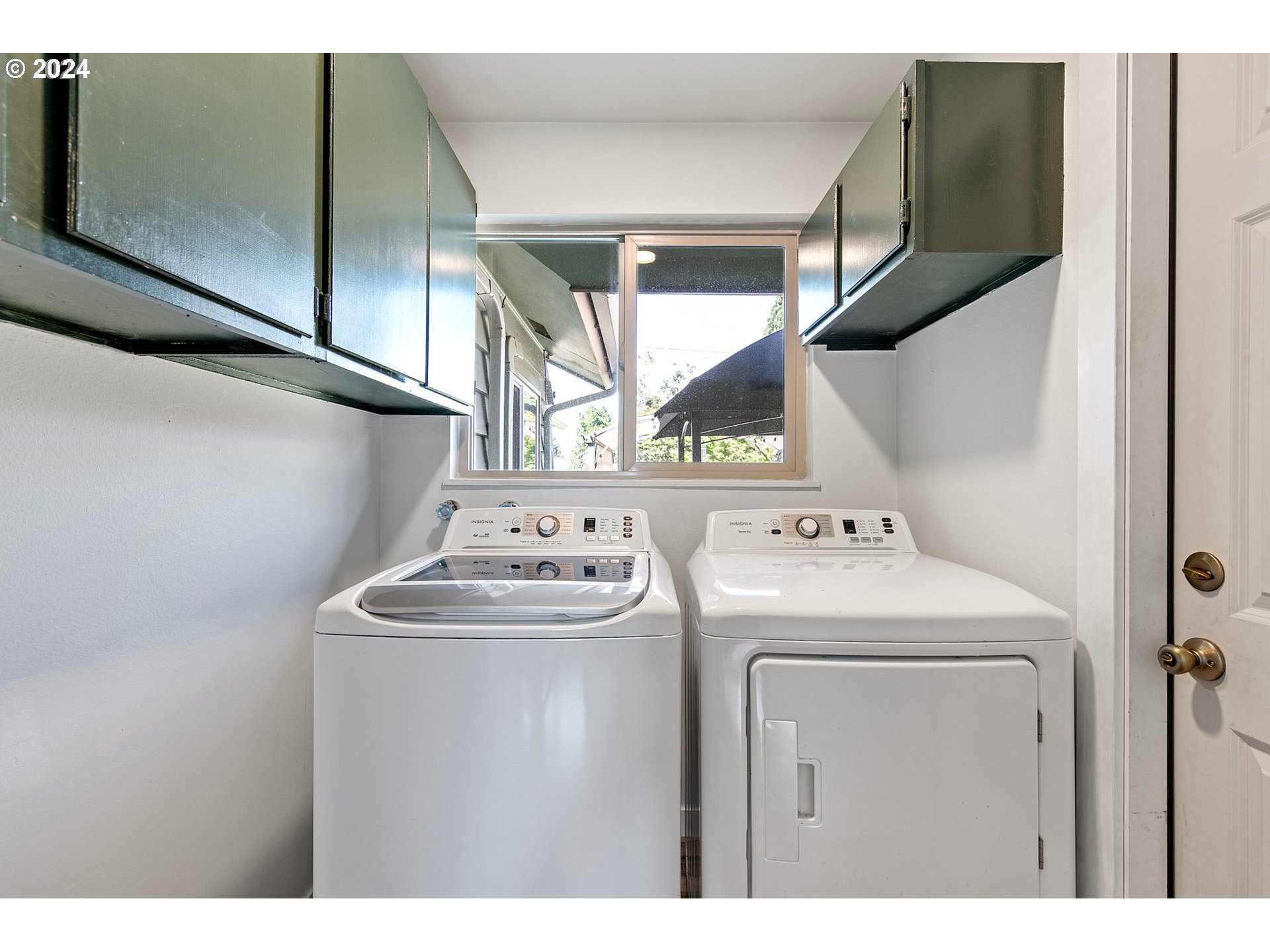 390 Cambridge Street Springfield, OR 97477 - Photo 28 of 48 a utility room with dryer and washer