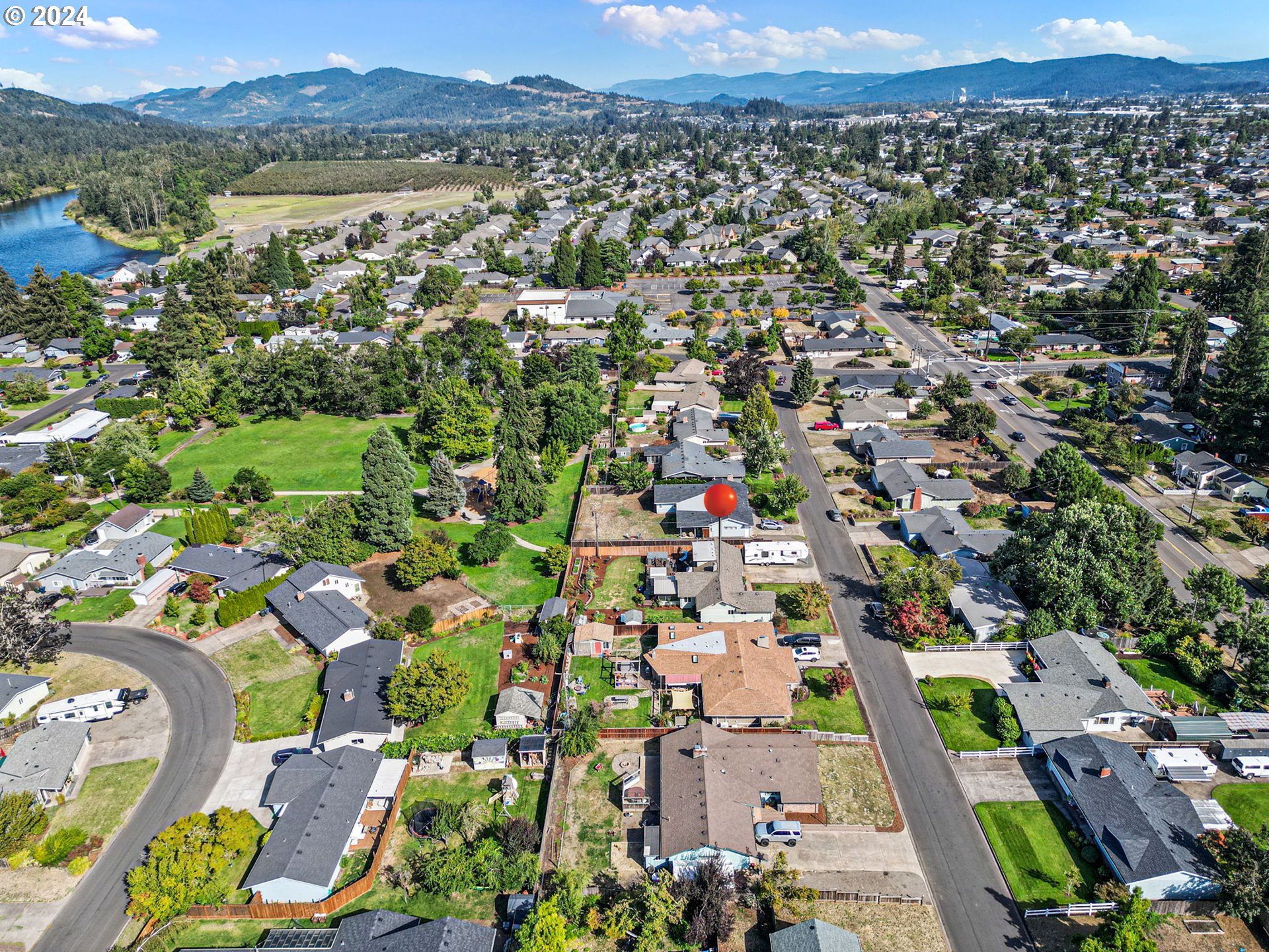 390 Cambridge Street Springfield, OR 97477 - Photo 45 of 48 an aerial view of a city with lots of residential buildings