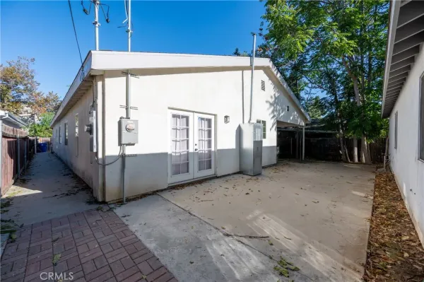 a view of entryway with livingroom