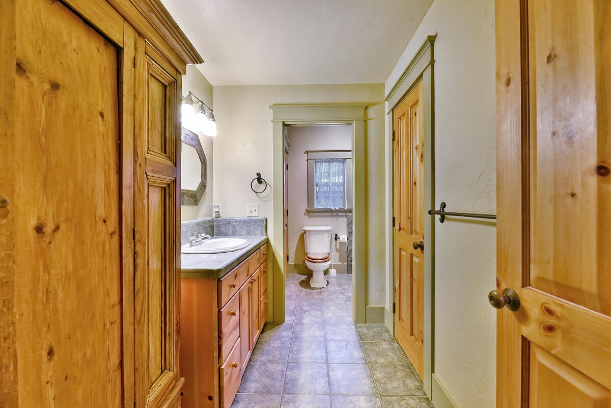 1800 Old Military Road Central Point, OR 97502 - Photo 27 of 49 Downstairs guest bath