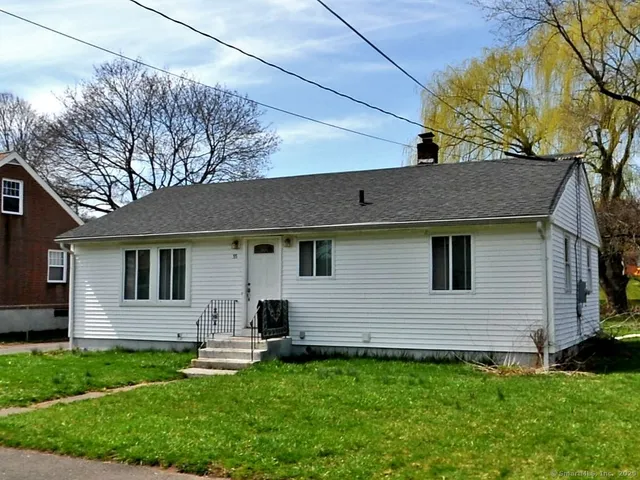 a view of a house with a backyard