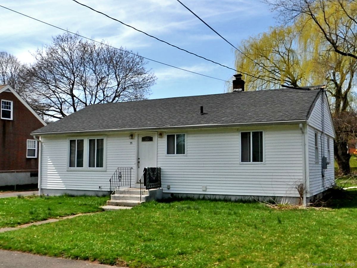 a view of a house with a backyard