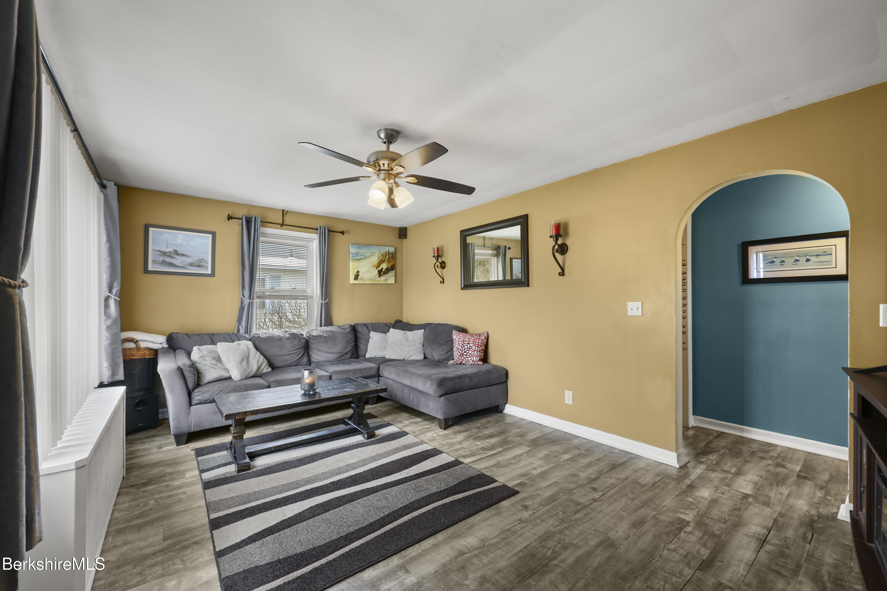 322 Cheshire Road Pittsfield, MA 01201 - Photo 5 of 31 Living Room