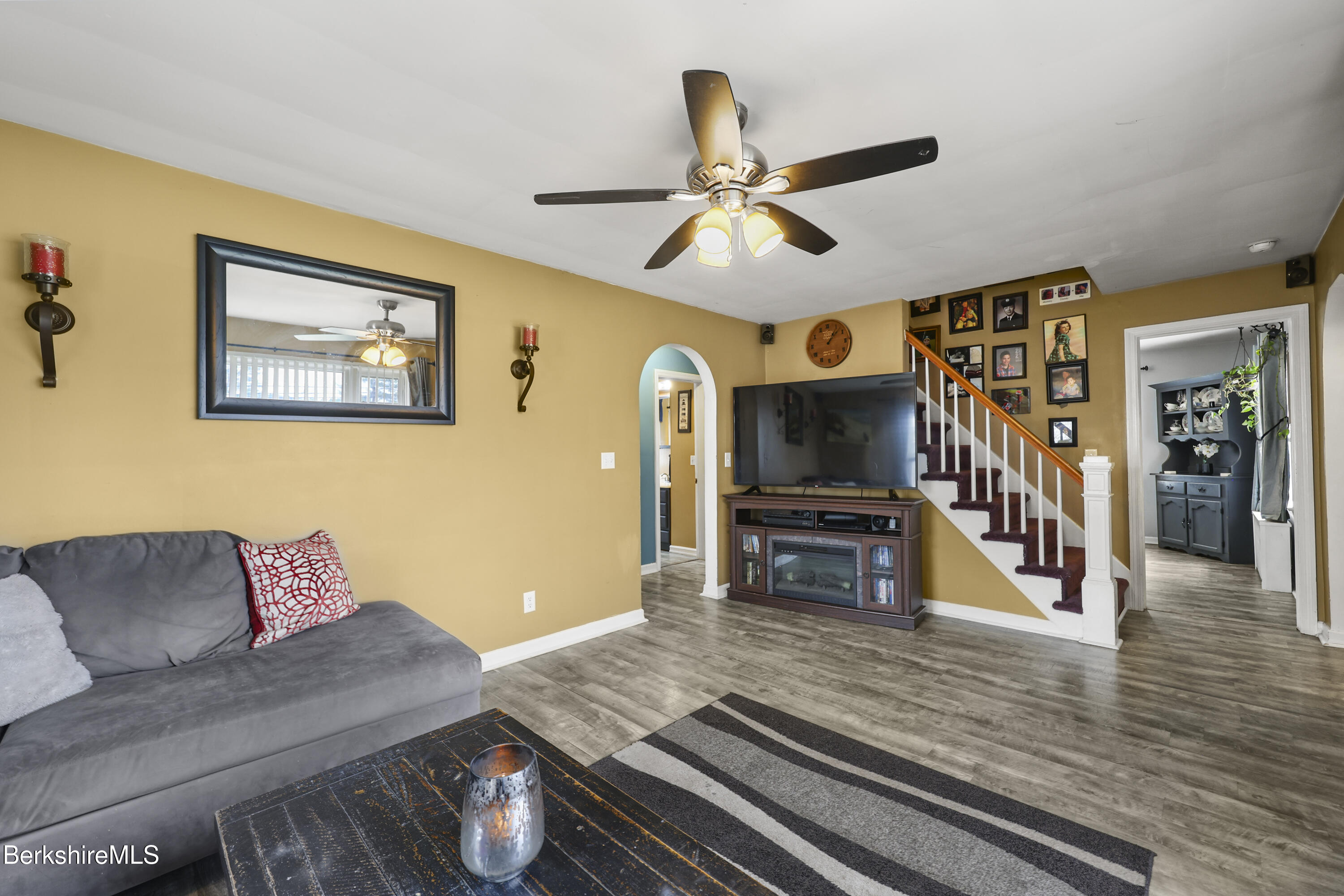 322 Cheshire Road Pittsfield, MA 01201 - Photo 6 of 31 Living Room