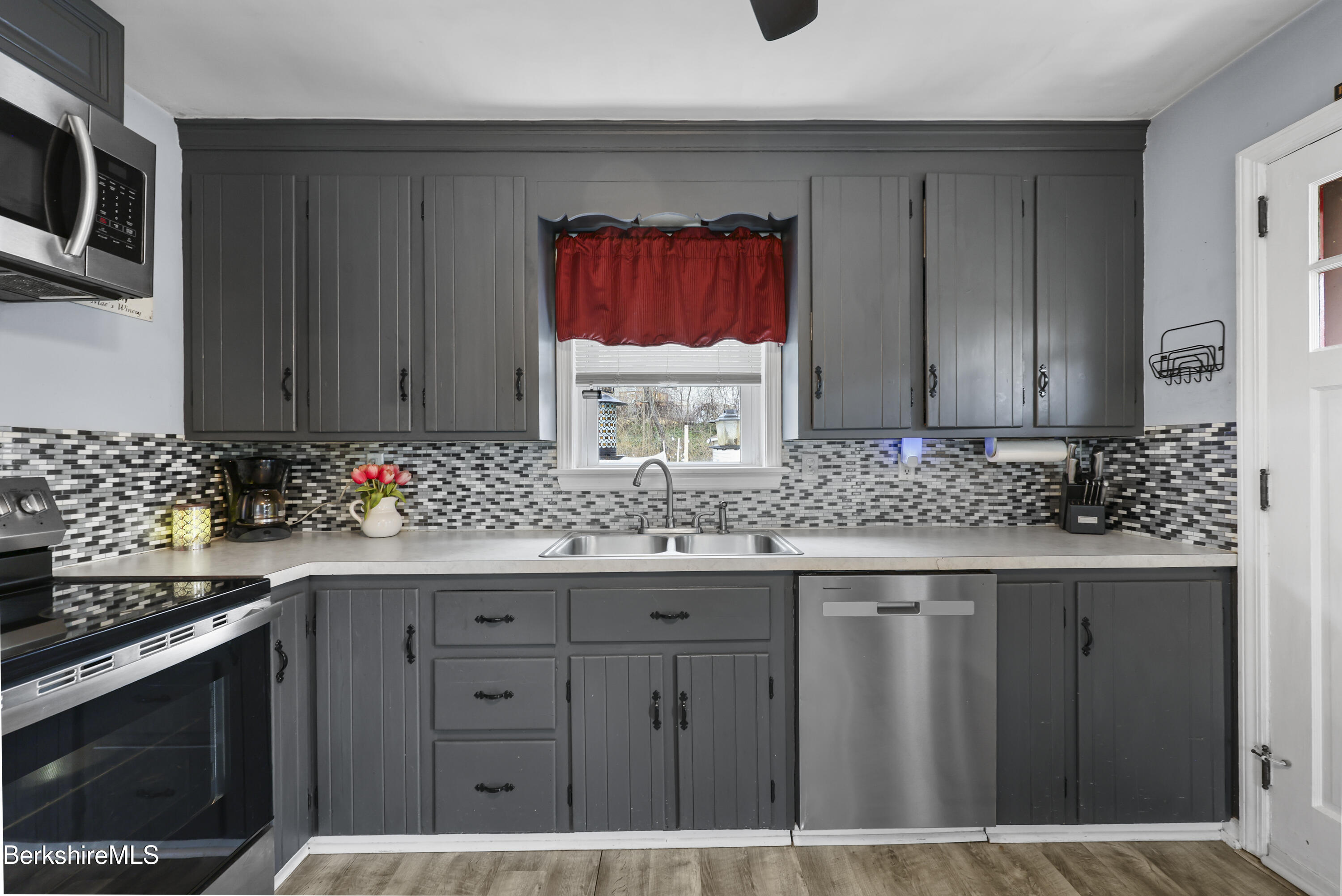 322 Cheshire Road Pittsfield, MA 01201 - Photo 10 of 31 Kitchen