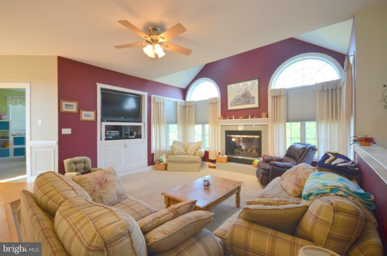 2720 Bert Fowler Road Manchester, MD 21102 - Photo 20 of 30 Living Room