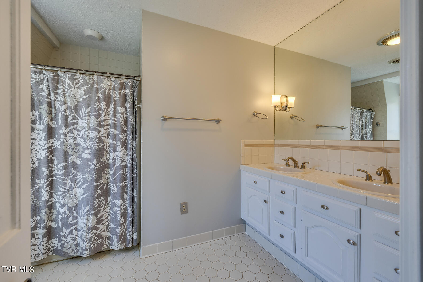 21446 Plantation Road Bristol, VA 24202 - Photo 28 of 57 028