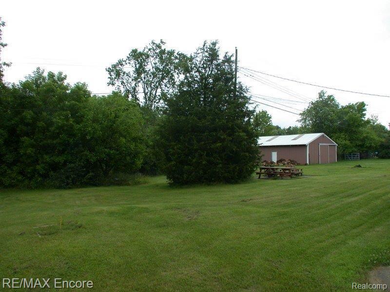 4824 Whipple Lake Road Clarkston, MI 48348 - Photo 13 of 16 nice yard