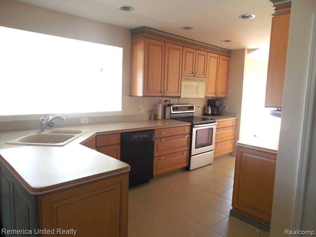 1281 East Jones Road Howell, MI 48855 - Photo 4 of 21 Open Kitchen With View To The Florida Room