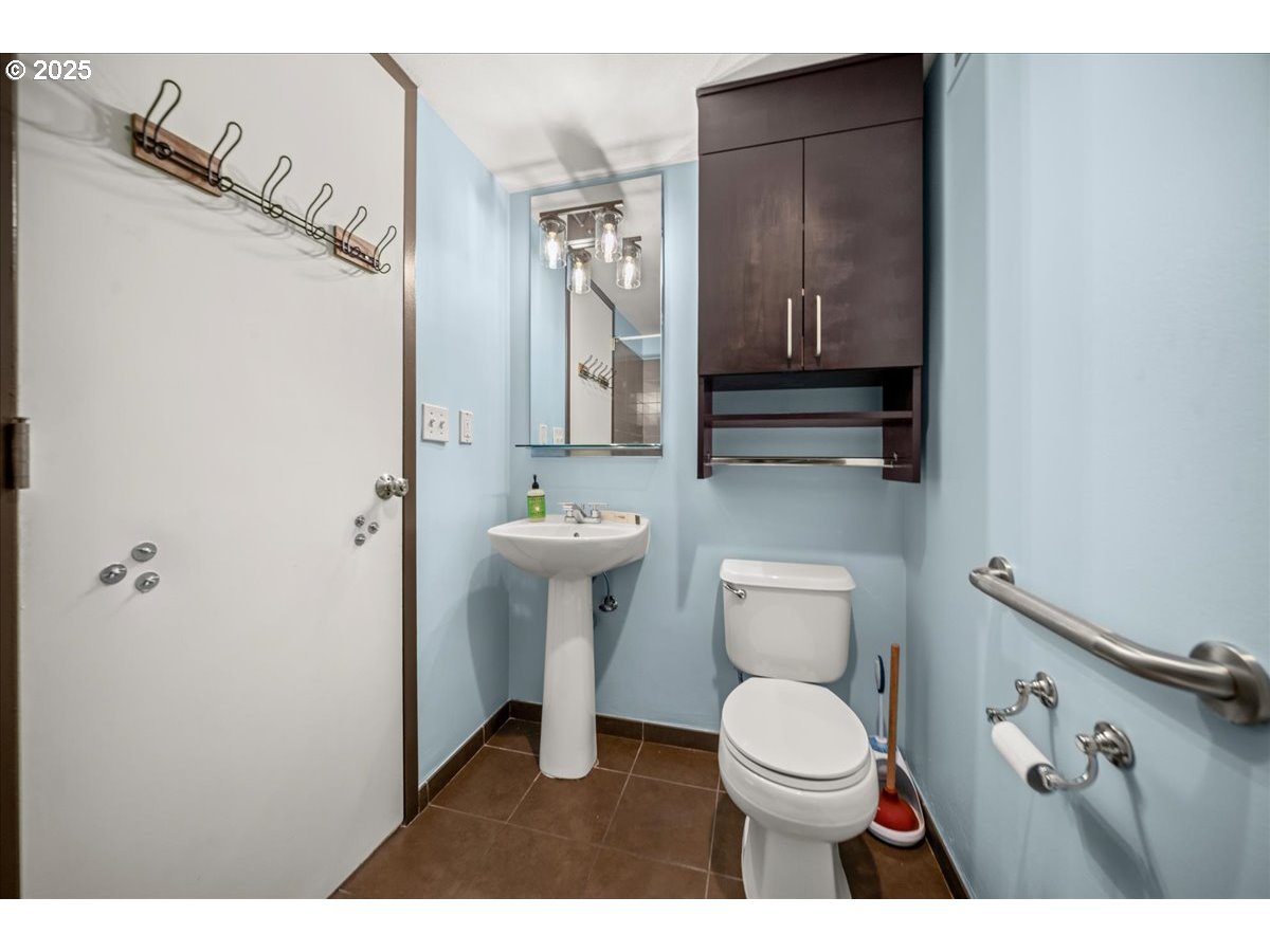 111 Southwest Harrison Street, Unit 4F Portland, OR 97201 - Photo 20 of 37 Bathroom
