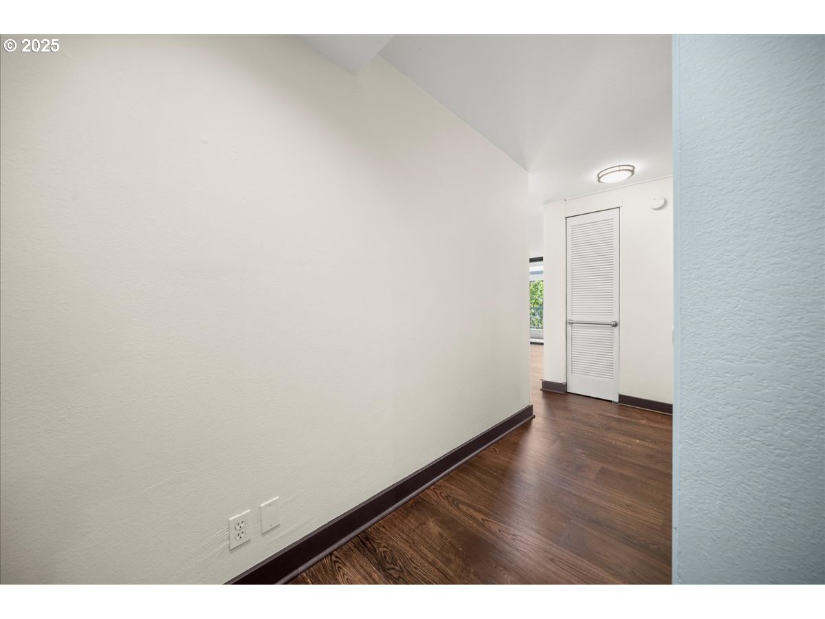 111 Southwest Harrison Street, Unit 4F Portland, OR 97201 - Photo 6 of 37 Hallway