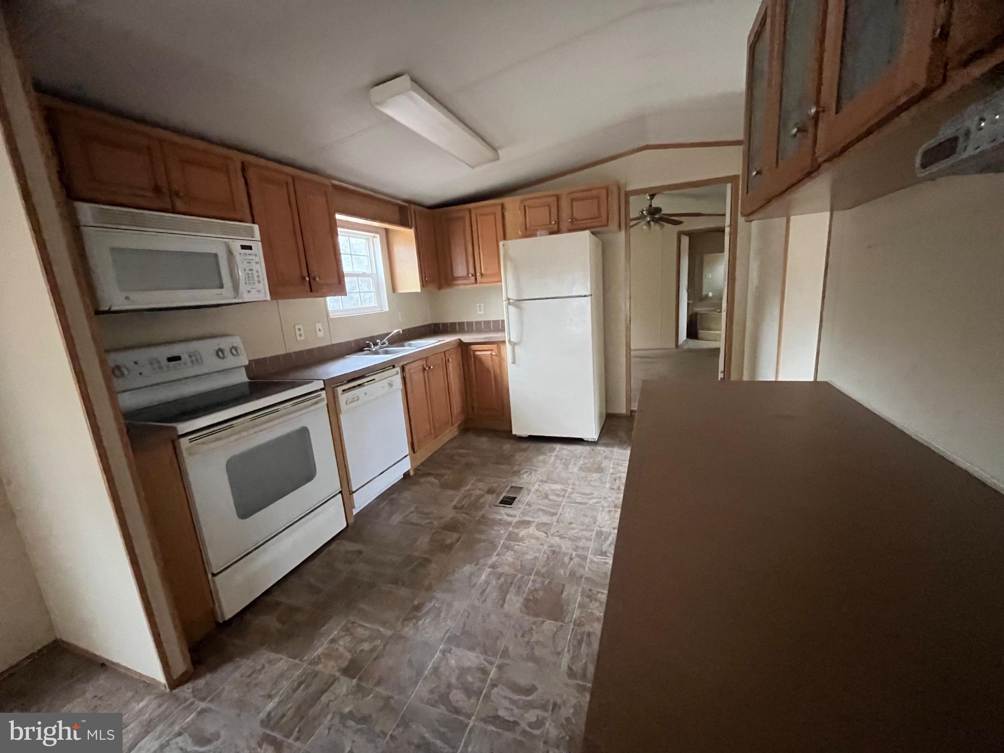 Bright and spacious kitchen with modern applian...