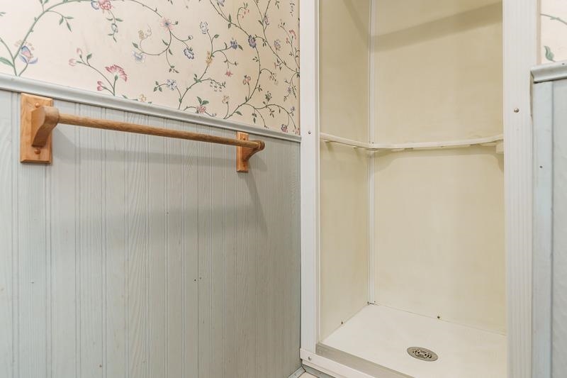 2686 Lundgren Road Pecatonica, IL 61063 - Photo 27 of 58 a bathroom with a bathtub