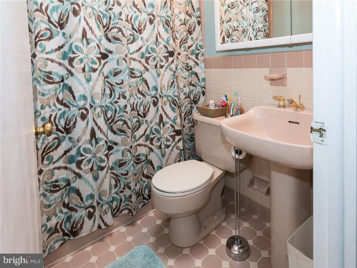 9005 Eastview Road Philadelphia, PA 19152 - Photo 14 of 21 Bathroom