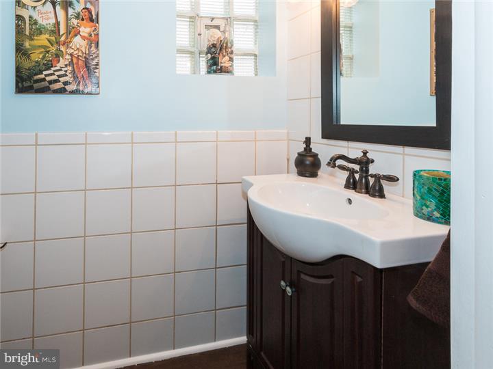 9005 Eastview Road Philadelphia, PA 19152 - Photo 17 of 21 Bathroom