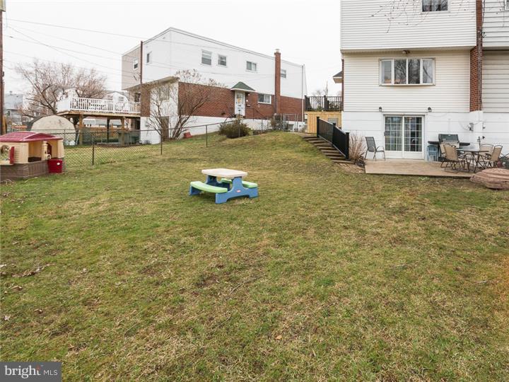 9005 Eastview Road Philadelphia, PA 19152 - Photo 20 of 21 Back Yard