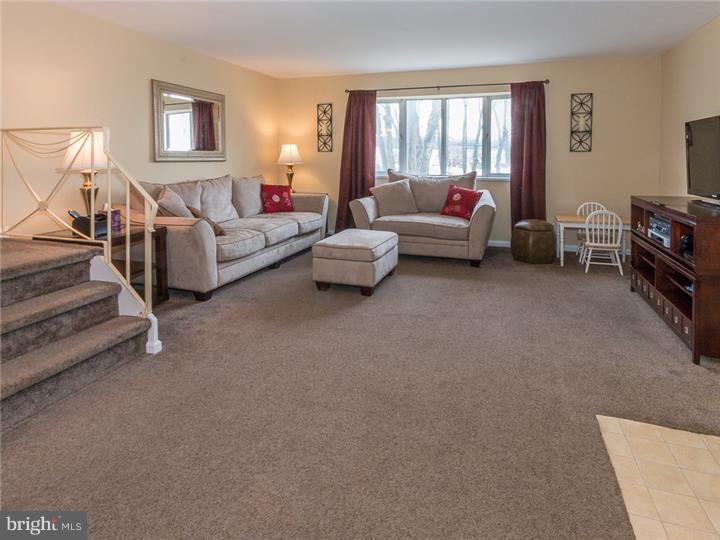 9005 Eastview Road Philadelphia, PA 19152 - Photo 4 of 21 Living Room