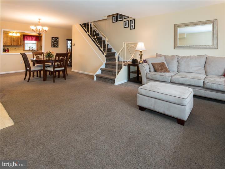 9005 Eastview Road Philadelphia, PA 19152 - Photo 5 of 21 Living Room