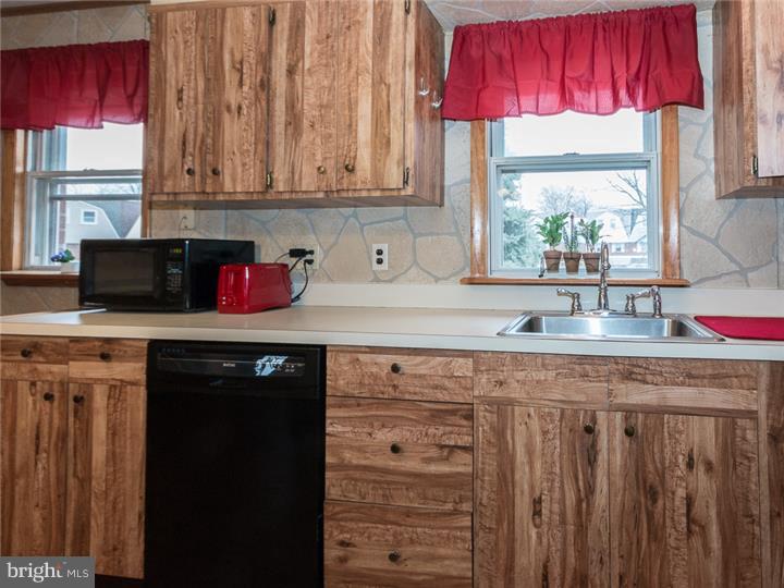 9005 Eastview Road Philadelphia, PA 19152 - Photo 7 of 21 Kitchen