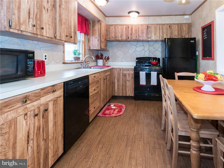 9005 Eastview Road Philadelphia, PA 19152 - Photo 8 of 21 Kitchen