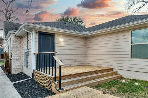 $425,000 | 1223 East Waco Avenue, Dallas, TX 75216