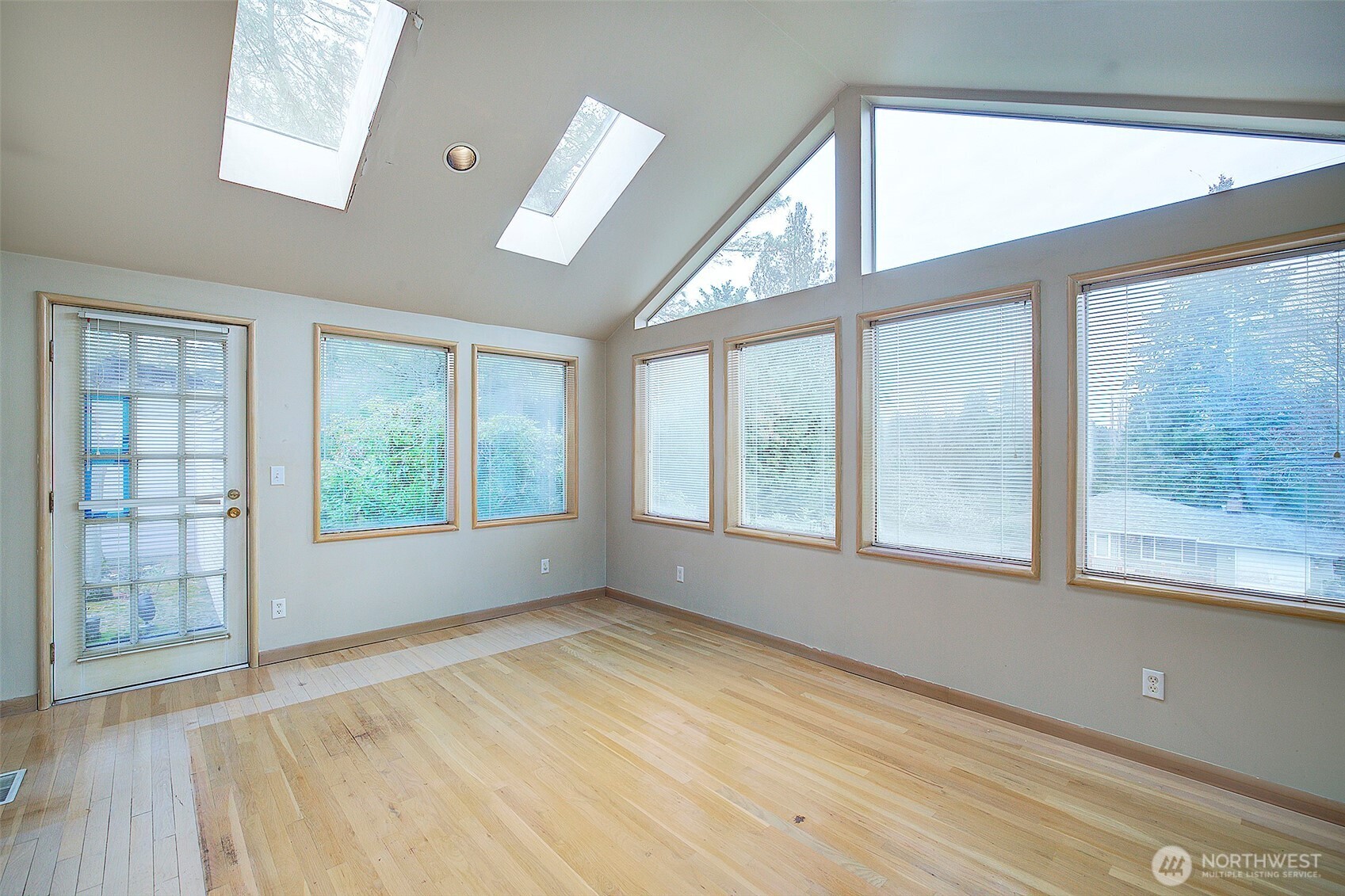 2559 Northeast 98th Street Seattle, WA 98115 - Photo 11 of 27