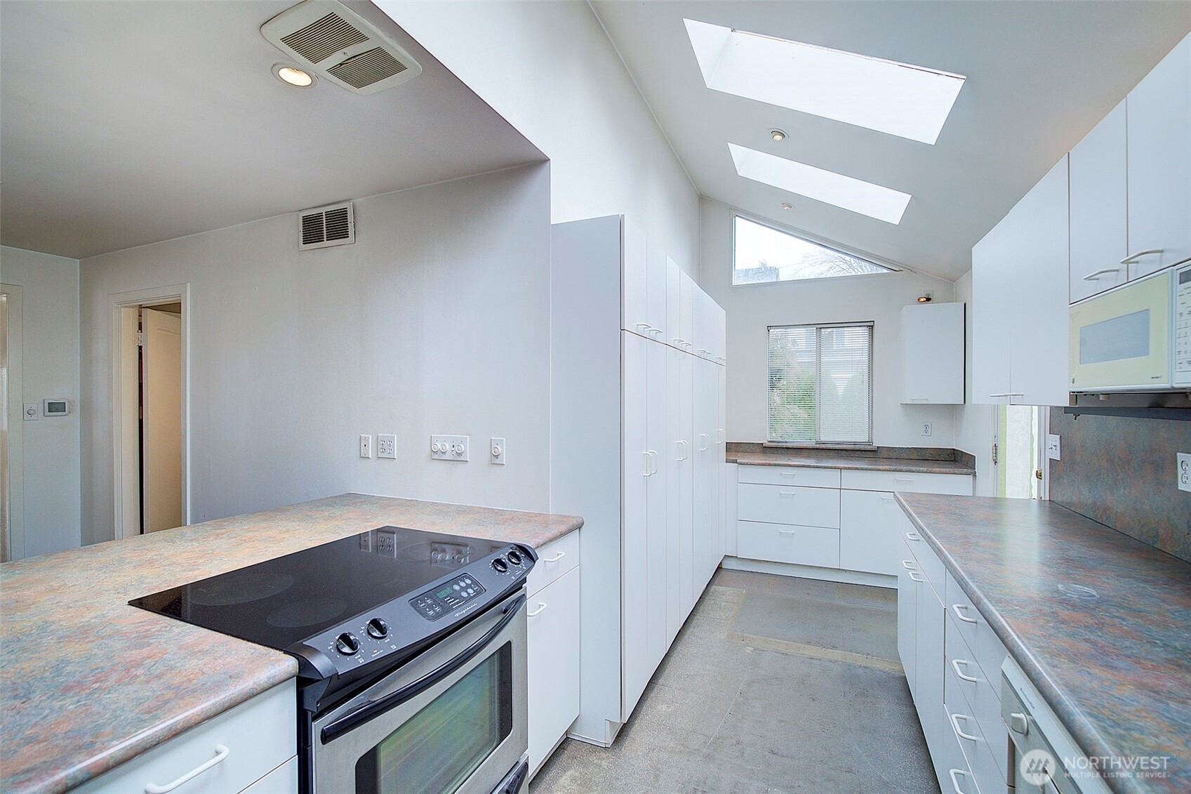 2559 Northeast 98th Street Seattle, WA 98115 - Photo 16 of 27