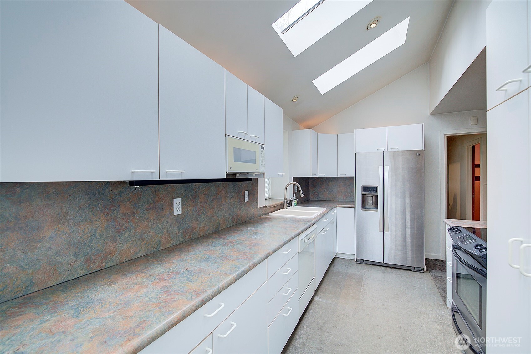 2559 Northeast 98th Street Seattle, WA 98115 - Photo 17 of 27