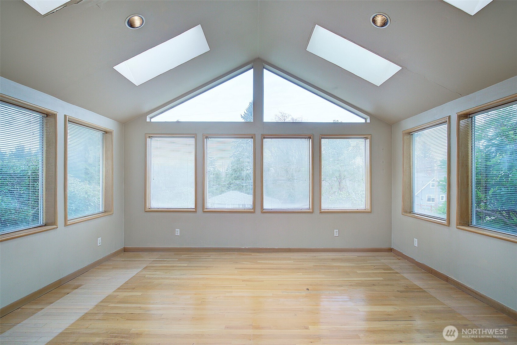 2559 Northeast 98th Street Seattle, WA 98115 - Photo 10 of 27