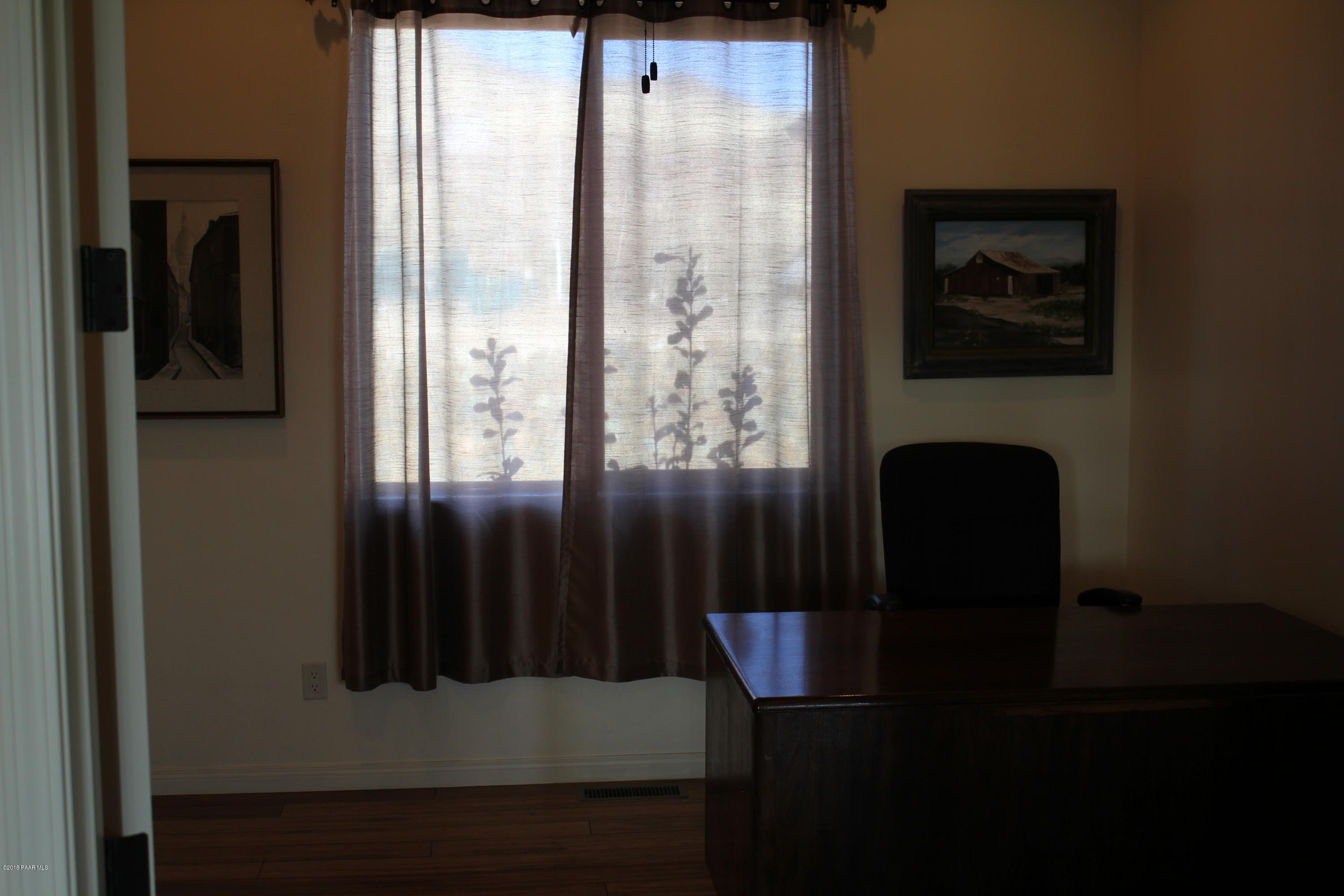 Bedroom/ Office